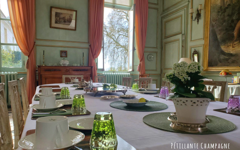 Château de Juvigny petit déjeuner avec vue